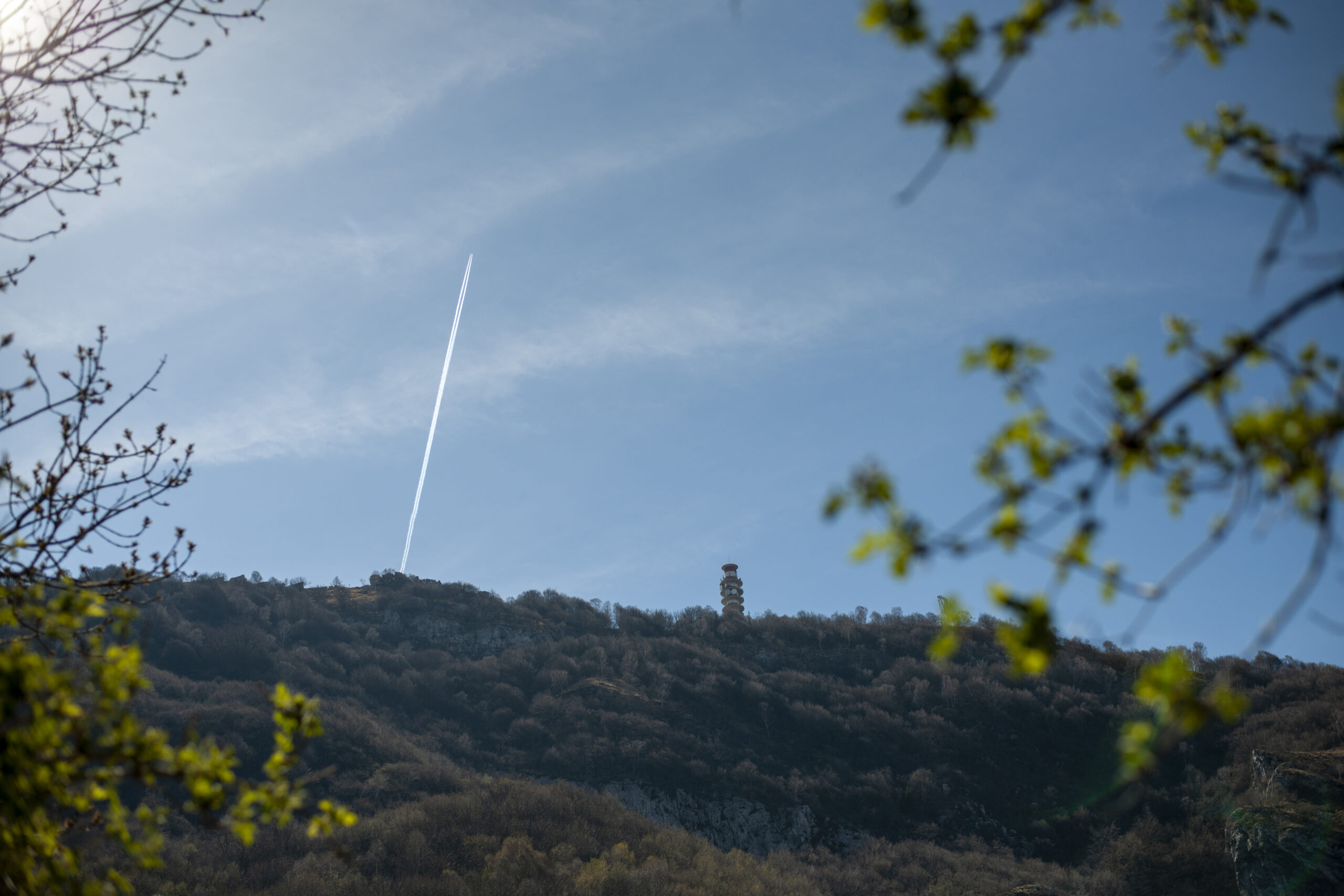 Aereo in volo e Monte Rai